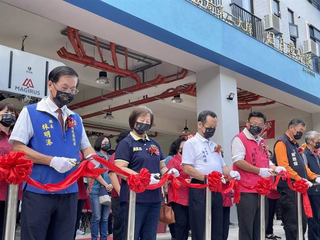 日月潭消防分队新厅舍落成，南投县长林明溱等人剪彩揭牌。（杨静茹摄）