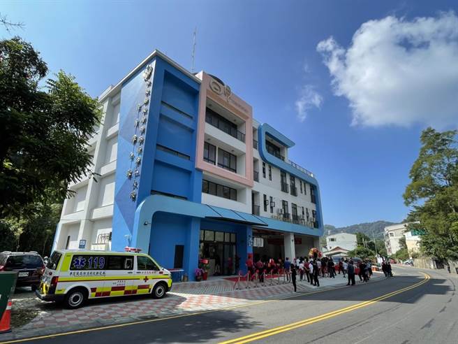 日月潭消防分队新厅舍外型新颖，4层楼建筑外墙以红色、蓝色分别象徵日月。（杨静茹摄）