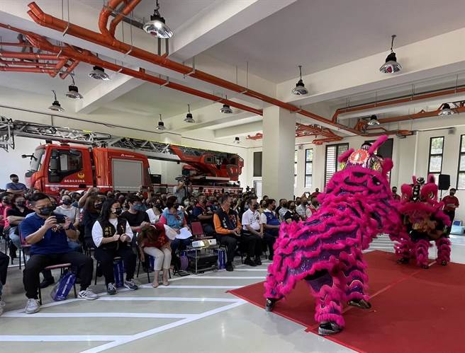 日月潭消防分队新厅舍落成，鼓阵表演、舞狮庆贺。（杨静茹摄）
