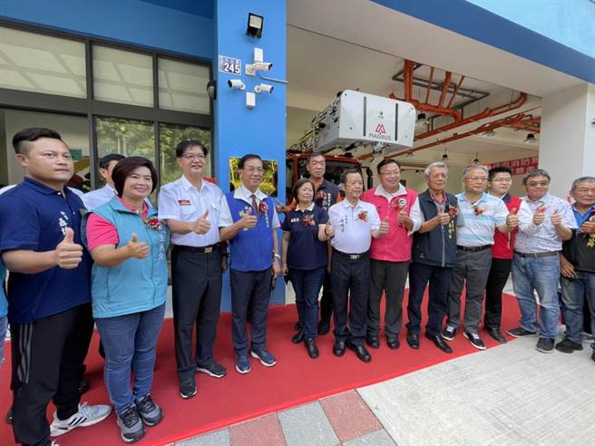 林明溱、消防局长林聪吉、南投县议员谢明谋、王秋淑等人剪彩揭牌。（杨静茹摄）