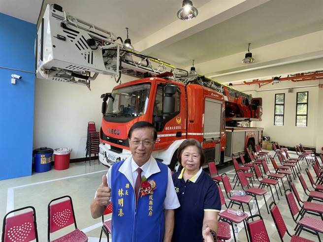 林明溱指县府斥资逾5千万元兴建日月潭消防分队新厅舍，并花费近3千万元添购救云梯车，守护居民及游客安全。（杨静茹摄）
