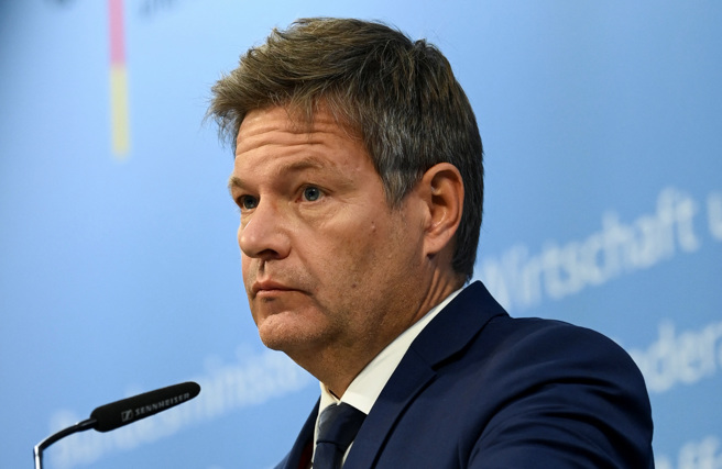 德国经济部长哈贝克（Robert Habeck）与德国北莱茵威斯特法联邦州经济部长一起回应媒体。（路透社）