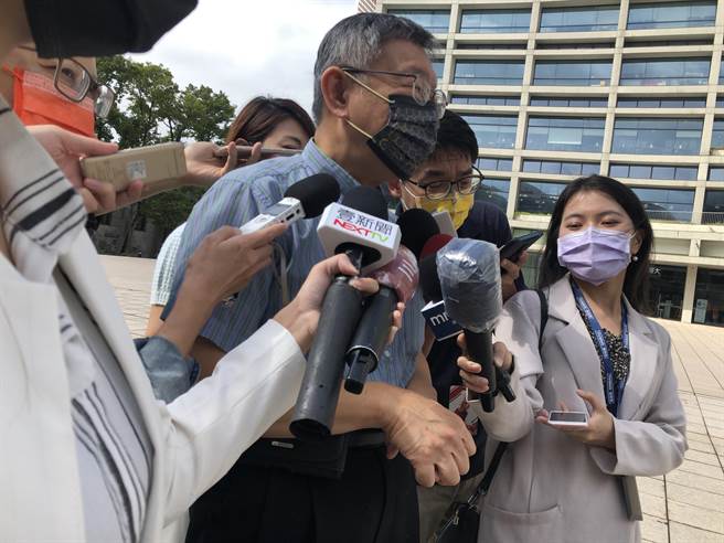 台北市长柯文哲下午前往2022打开台北记者会前受访。（张芷瑜摄）