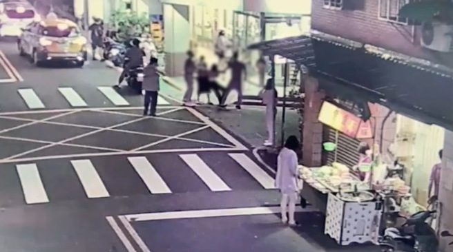 辅大旁随机强拉女子，警方带回怪男强制就医。(警方提供)