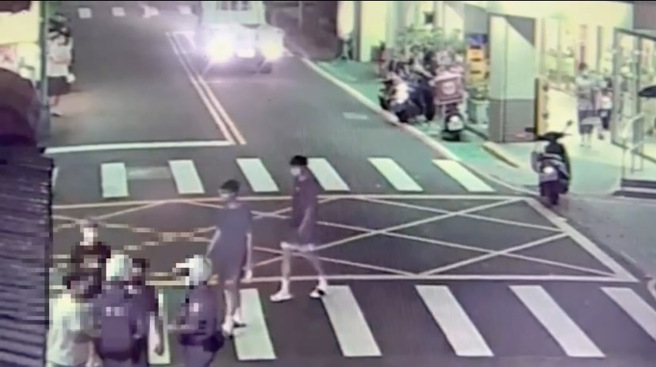 辅大旁随机强拉女子，警方带回怪男强制就医。(警方提供)