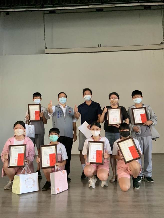 大湖警分局副分局长黎万辉代表颁奖表扬表现优良学生。（大湖警分局提供／谢明俊苗栗传真）