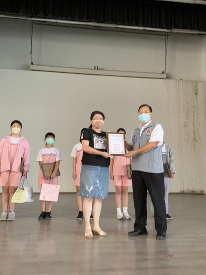 大湖警分局副分局长黎万辉代表颁奖表扬表现优良学生。（大湖警分局提供／谢明俊苗栗传真）