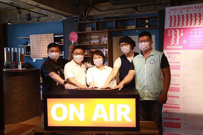 嘉义市长黄敏惠（中）按钮，启动揪尬义电台开播。（廖素慧摄）