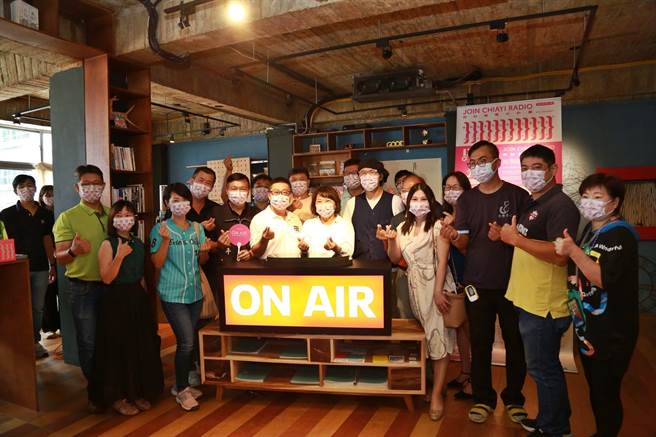 嘉义市商圈「揪尬义电台计画」店家，揪大家入店听在地故事。（廖素慧摄）