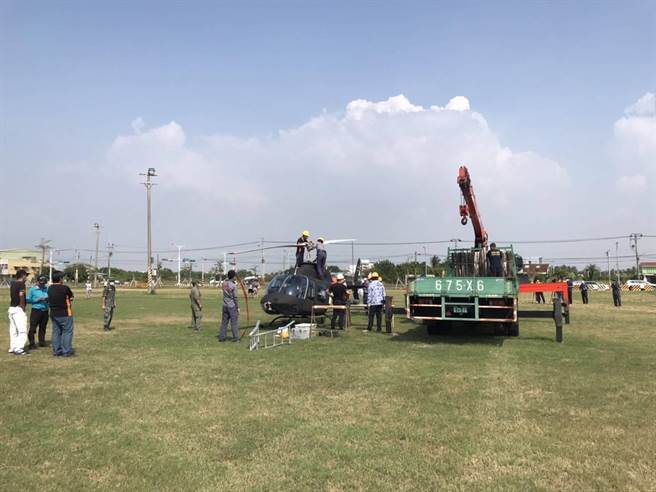 目前迫降的飞机已由亚航派遣板车吊载回归仁轻航基地检修。(读者提供／曹婷婷台南传真)