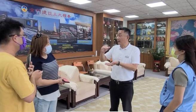 針對陸委會主委邱太三今(6)日接受質詢時表示，小三通會挑個適當的節日開放，金門縣長楊鎮浯接受媒體採訪時回應，金門已做好復航的相關準備工作，越快越好(圖／金門縣政府提供)