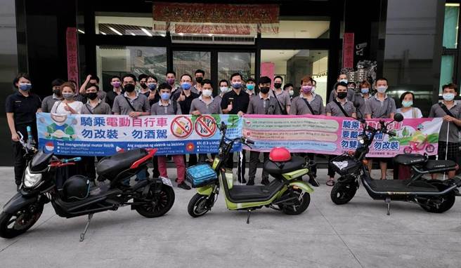 日前台中市警察局太平分局组成「移工交通安全宣导团」，前往辖区内雇有外籍移工之工厂进行宣导，提升移工的交通安全知识。（太平警分局提供／潘虹恩台中传真）