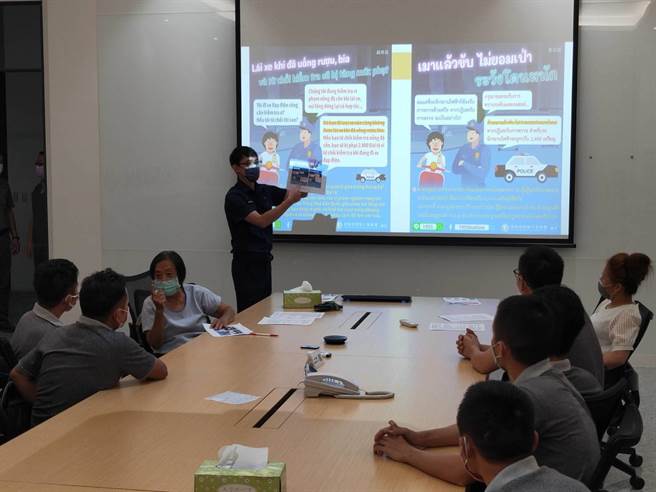 现场除用影片进行交通安全宣导，也提供印有英、越、印、泰、菲等多国语言的文宣，汇整成常用法令「大补帖」。（太平警分局提供／潘虹恩台中传真）