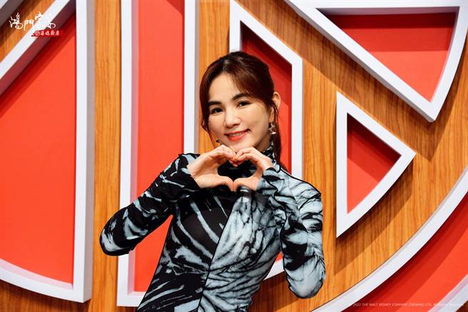 Ella因為參賽者談到父母的一席話感動落淚。（衛視中文台提供）