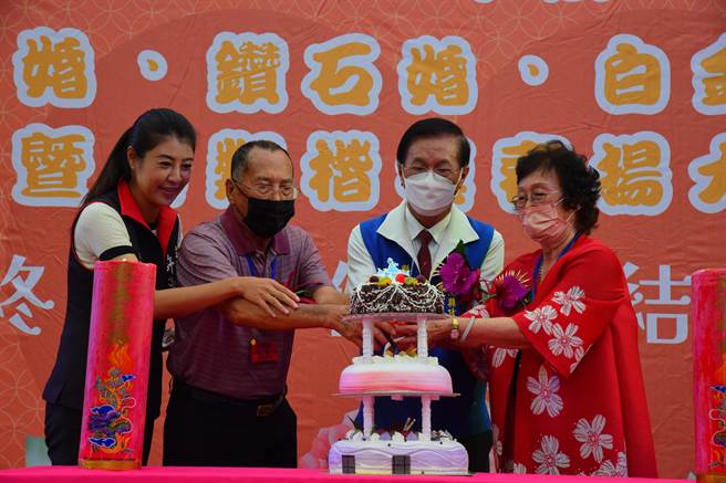 南投县长林明溱、立委许淑华与夫妻楷模代表一同切蛋糕，为白头偕老恩爱佳偶献上祝福。（南投县府提供／杨静茹南投传真）