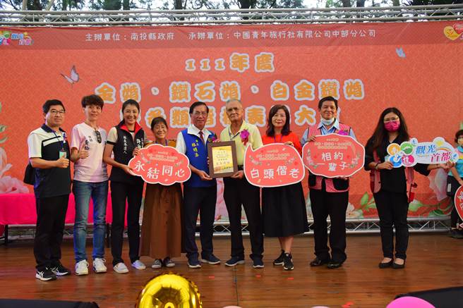 南投县议员廖文贤接受县长林明溱长青楷模表扬，为活动增添一段佳话。（南投县府提供／杨静茹南投传真）