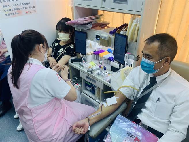 役政署與正瀚生技公司，號召挽袖捐熱血。（廖志晃攝）