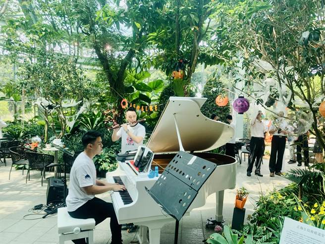 役政署安排具有音樂專長的替代役男，現場演奏音樂。（廖志晃攝）