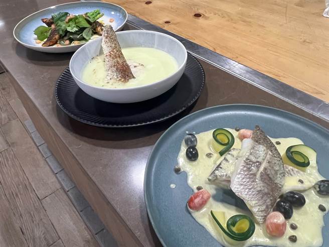 弘光餐旅系主任吴胤瑱协助环保署拍惜食教育影片，用一只鲈鱼煮成三道佳肴。（陈淑娥摄）