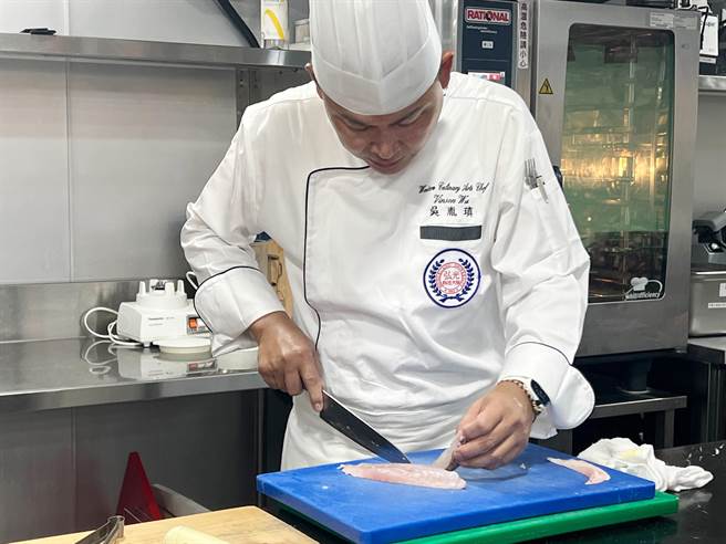 弘光餐旅系主任吴胤瑱协助环保署拍惜食教育影片。（陈淑娥摄）