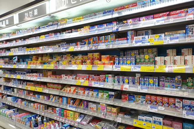 一名男子在药妆店讲电话，对电话另一头的女生爆粗口，没想到后来的行为却让目击者觉得好暖心。（图／翻摄自达志影像）
