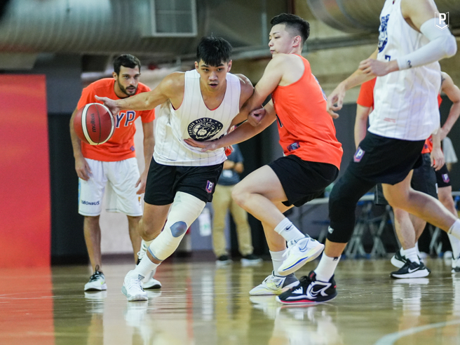 桃园璞园领航猿新球季副队长黄泓瀚（左），笑称自己不知不觉变学长。（桃园璞园领航猿提供）