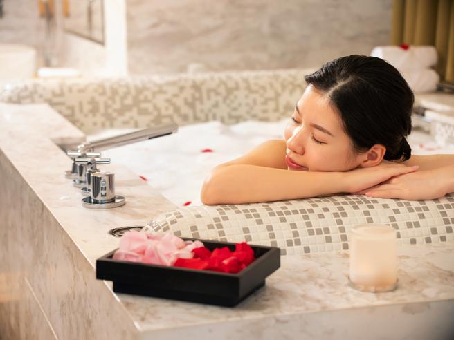 台北文华酒店响应国际乳癌防治月推出「宠爱自己」芳疗疗程。（台北文华东方酒店提供）