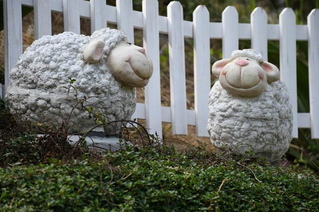 位于中彰快速道路、台74线道路旁的「香山步道。东方公园」，6日揭牌启用仪式。（吴敏菁摄）