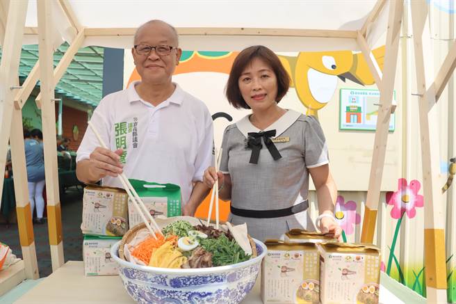 番路乡农会总干事赵幸芳与议长张明达一同推销歷经两年研发的拌麵新品。（吕妍庭摄）