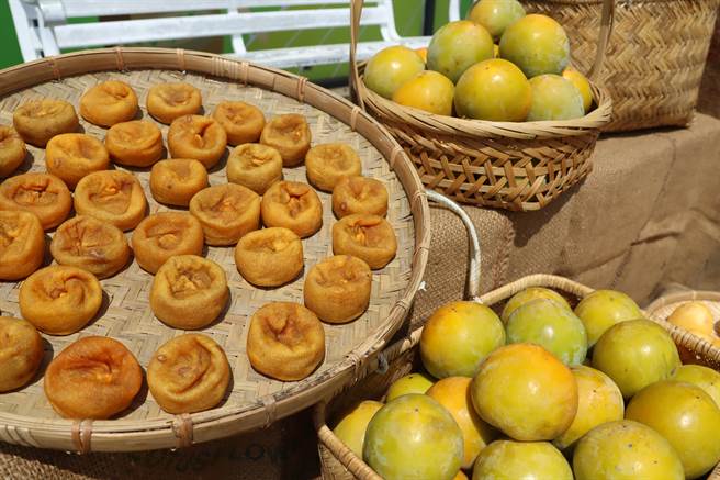 今年受气候影响，开花结果率大减，柿子产量大减5、6成，价格起涨。（吕妍庭摄）