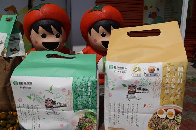 番路乡农会新推出的「阿里山青心乌龙茶＆茶油乾拌麵」、「阿里山青心乌龙茶手感拉麵」两大新品。（吕妍庭摄）　