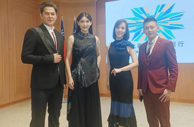 黄筱纯(右二)将和其他3名主播一起主持国庆大会。(图／取自黄筱纯脸书)
