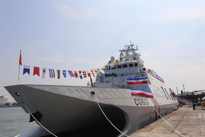 6日海巡署舰队分属与中信造船股份有限公司于中信高鼎厂共同主持第5、6艘600吨级巡防舰，分别效力于西北至台日海域护渔及维权任务、东方太平洋至绿岛兰屿专属经济海域巡弋任务，有效捍卫海疆，保护海域活动渔民的人身安全。（翻摄照片／崔正纲高雄传真）