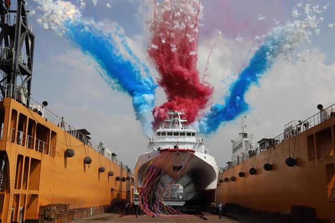 6日海巡署舰队分属与中信造船股份有限公司于中信高鼎厂共同主持第5、6艘600吨级巡防舰，分别效力于西北至台日海域护渔及维权任务、东方太平洋至绿岛兰屿专属经济海域巡弋任务，有效捍卫海疆，保护海域活动渔民的人身安全。（翻摄照片／崔正纲高雄传真）