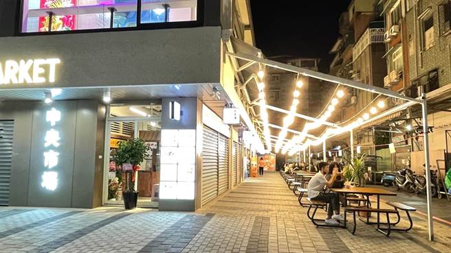 新北市府投入3千万重新打造三重中央市场，但开幕一周以来却人潮冷清，原晚上九点尖峰时段，市场摊商已关门，游客稀疏。图郑郁蓁摄影