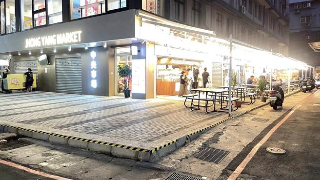 市场改建后，摊商为求生存，只能违法在中央市场广场骑楼下摆摊。图：郑郁蓁摄影