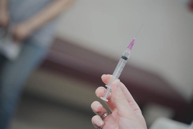 新竹市民族路某诊所遭举报施打过期疫苗及违反医疗法规行为，市府卫生局立案后展开搜证约谈，并停止该诊所COVID-19疫苗施打权，初步开罚7万6000元。针剂示意图。（新竹市政府提供／王惠慧新竹传真）