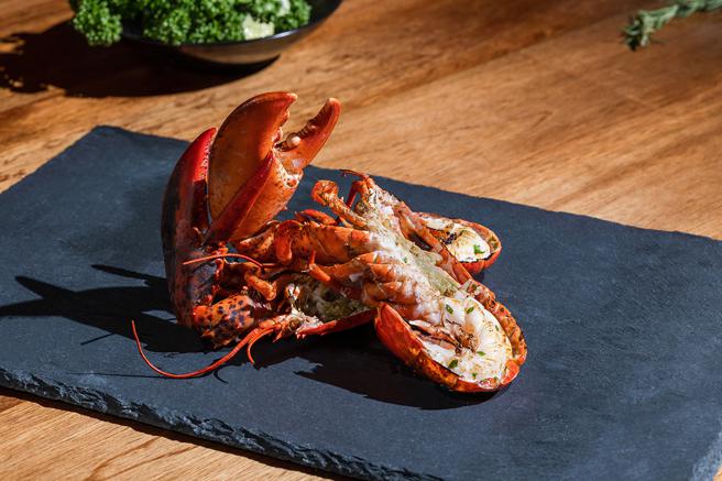 美福乾式熟成牛排馆推出消费达门槛就赠送波士顿龙虾的活动。（美福乾式熟成牛排馆提供）