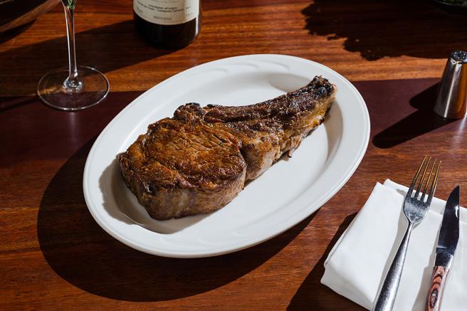 美国乾式熟肋眼牛排28盎司。（美福乾式熟成牛排馆提供）
