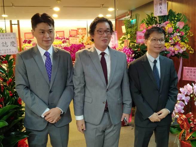 3名前检察官陈宗豪（左）、翁伟伦（中）、黄致中（右）创立「商业诉讼暨金融争端处」，专门处理跨国、跨领域商业纠纷案件。（陈志贤摄）
