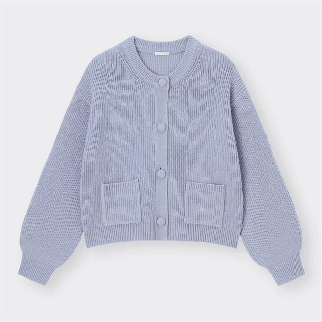 双口袋短版开襟外套（迷雾蓝），790元。（GU提供）