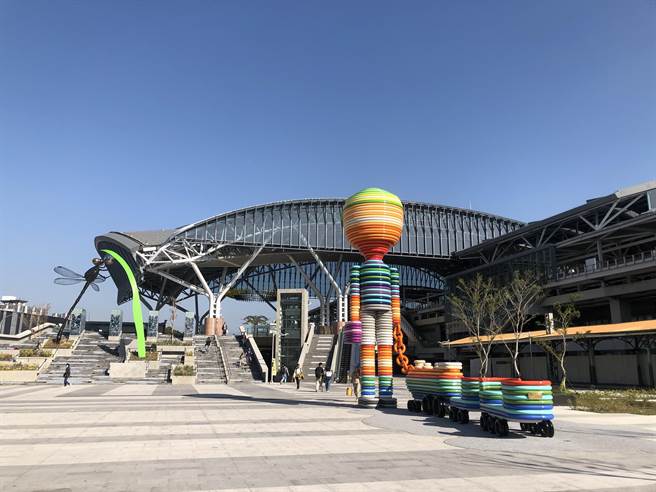 「台中都会区铁路高架捷运化计画」臺中车站公共艺术设置案获本届公共艺术卓越奖。（文化部提供）