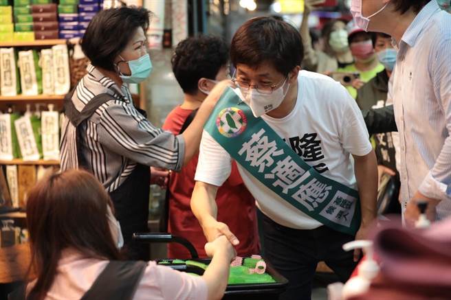 民进党基隆市长参选人蔡适应今日与基隆市长林右昌合体扫街，前往仁爱市场向市民拜票。（民进党基隆市长参选人蔡适应提供／陈彩玲基隆传真）