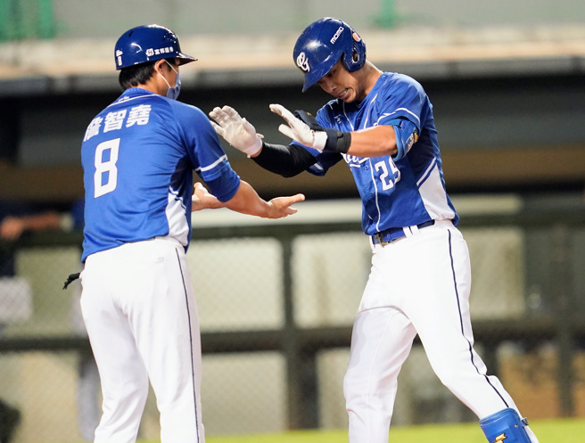 富邦悍将申皓玮（右）5日棒打好手王维中。（资料照，富邦悍将提供）