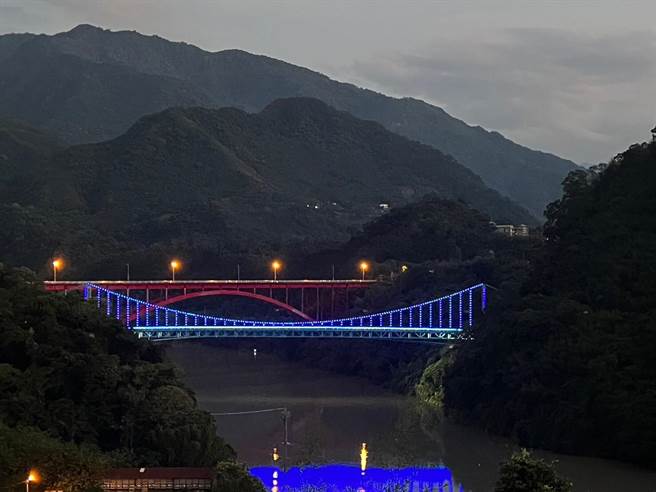 桃园市復兴区復兴桥入夜后打造灯光效果，期盼打造观光特色。（桃园市原民局提供／吕筱蝉桃园传真）