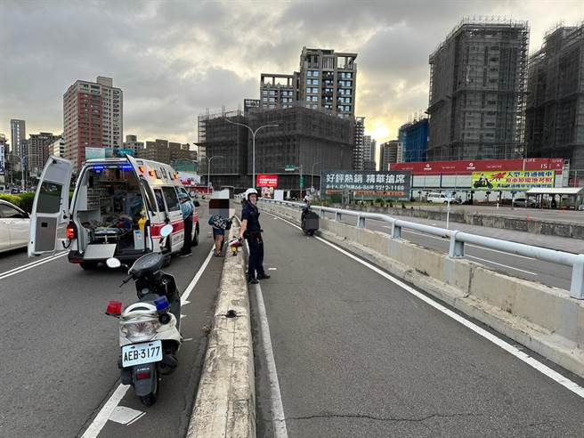 华江桥发生机车自撞护栏事故。（民眾提供）