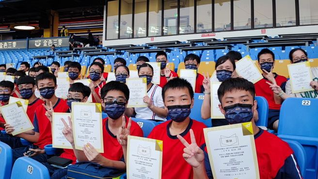 臺中市光华高工连四年获得「阅读全垒打」青春徵文活动团体组冠军，受邀至臺中洲际棒球场观看中信兄弟主场赛事，全体师生戴上中信兄弟口罩为中信兄弟应援，感受现场棒球赛事的魅力。(图／中信银行提供)