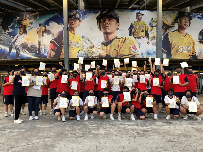 臺中市光华高工连续四年获得「阅读全垒打」青春徵文活动团体组冠军，50名师生获颁奖状并受邀前往臺中洲际棒球场为中信兄弟加油。(图／中信银行提供)