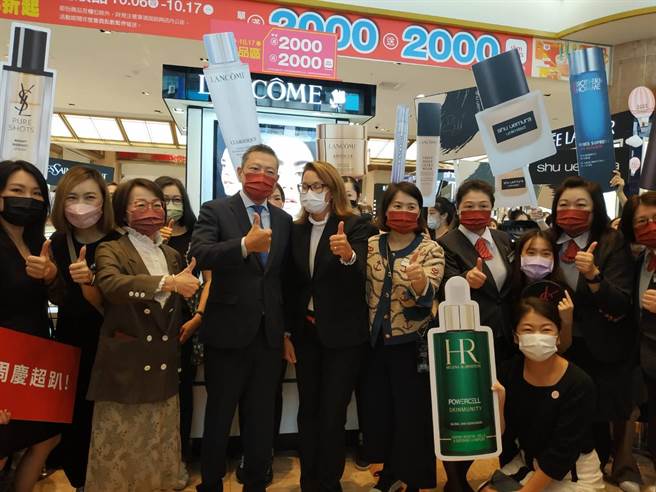 新光三越首波周年庆开打，总经理吴昕阳今于台北南西店迎接宾客，感觉人潮回到疫情前水准了。(读者提供)