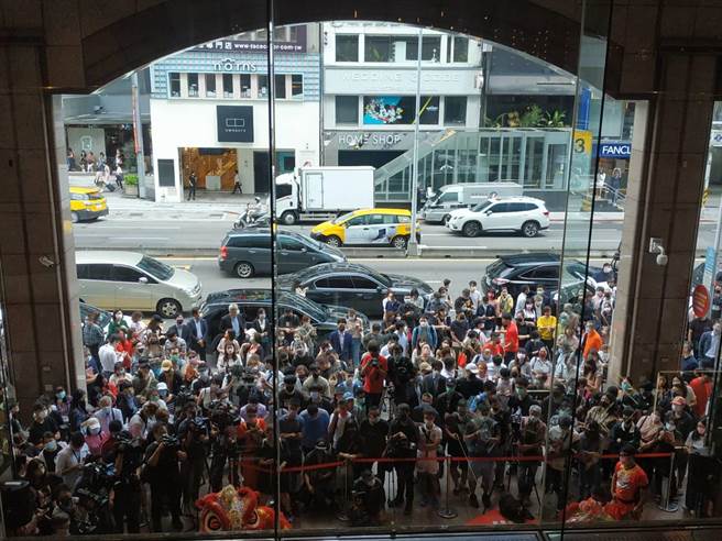 被视为百货周年庆景气指标的新光三越台北南西店，一早就聚集排队人潮，预估今活动首日业绩可达5亿元。(读者提供)